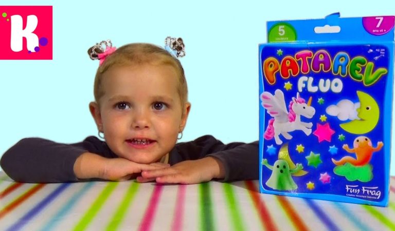 Катя и папа лепят игрушки из светящегося пластилина