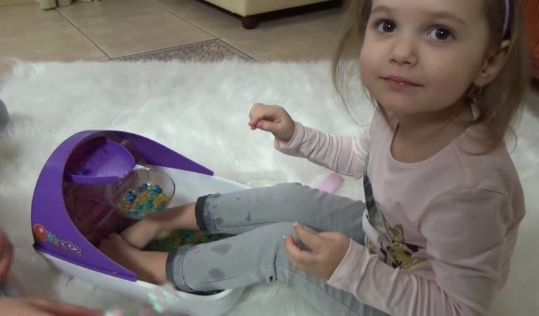 Катя и игрушечный Спа для девочек